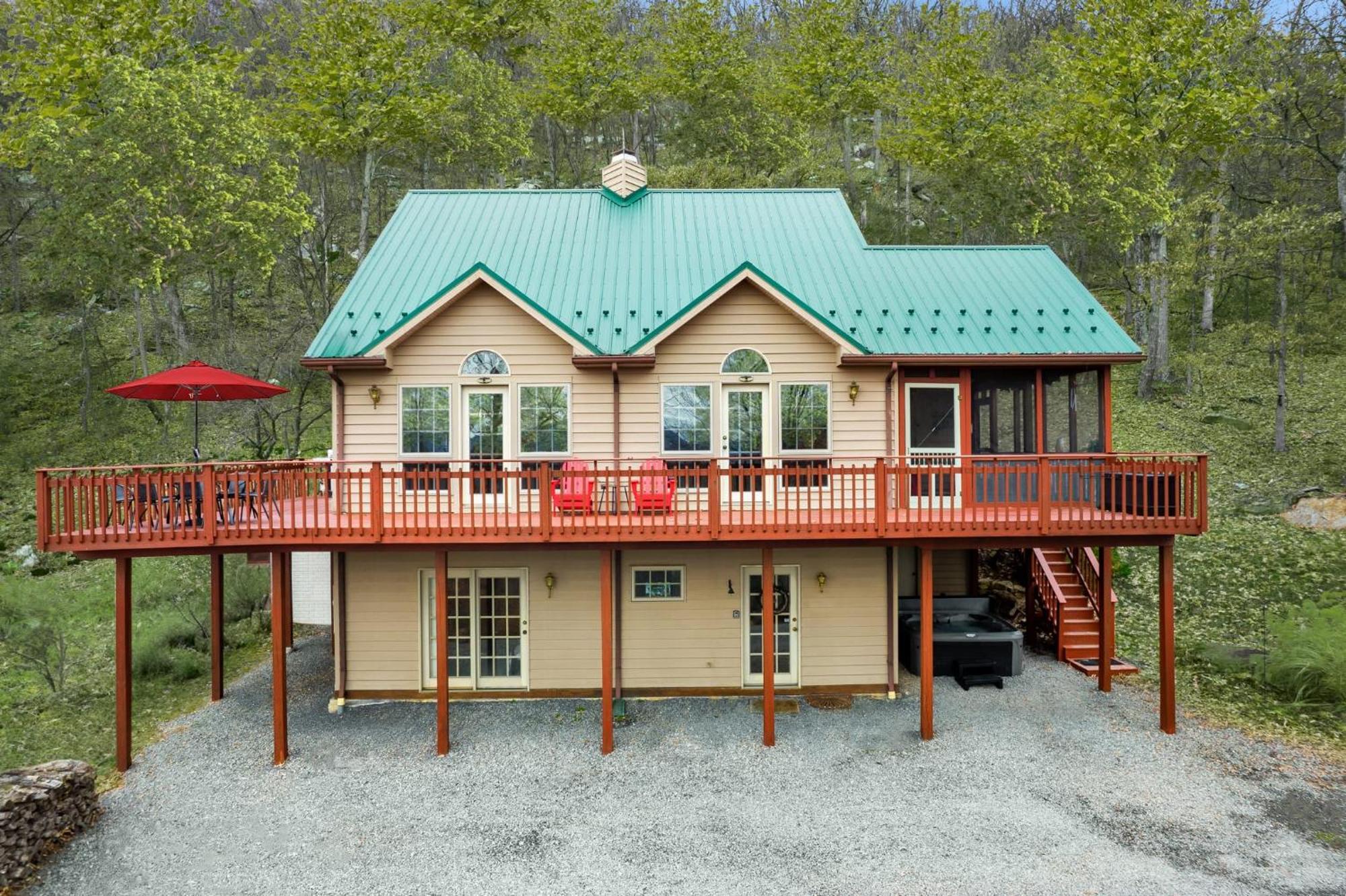 Modern Retreat W Hot Tub, Deck & Resort Amenities Berkeley Springs Extérieur photo