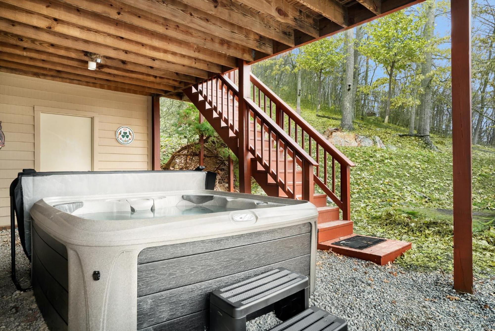 Modern Retreat W Hot Tub, Deck & Resort Amenities Berkeley Springs Extérieur photo